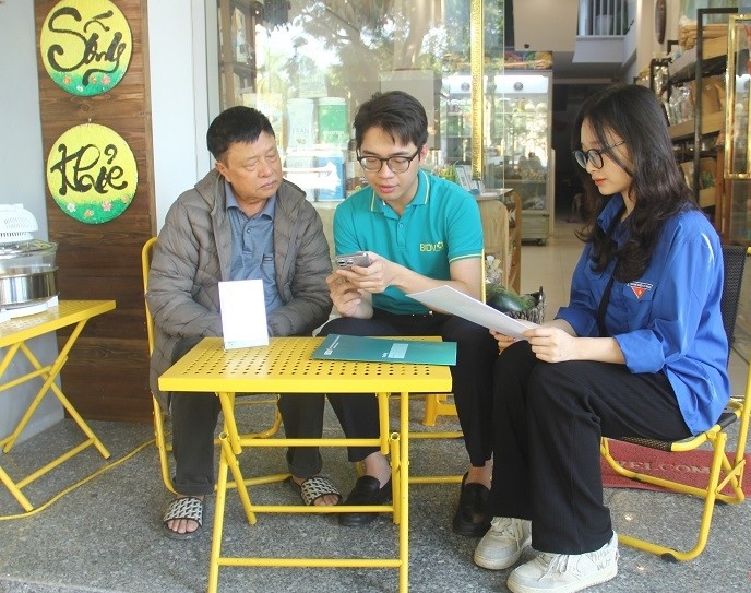 Đoàn thanh niên BIDV Thanh Hóa và phường Điện Biên hướng dẫn người dân mở tài khoản và sử dụng QR code.