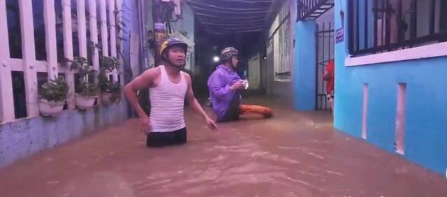 Lực lượng C&ocirc;ng an phường Ho&agrave; Kh&aacute;nh Nam c&ugrave;ng C&ocirc;ng an quận Li&ecirc;n Chiểu, thành ph&ocirc;́ Đ&agrave; Nẵng đ&atilde; đến hỗ trợ người d&acirc;n khu vực Mẹ Suốt sơ t&aacute;n đi tr&aacute;nh lũ.