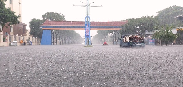 Tại khu c&ocirc;ng nghi&ecirc;̣p, qu&acirc;̣n Li&ecirc;n Chi&ecirc;̉u