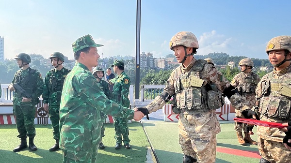 Đại tá Kiều Phi Hùng Chỉ huy trưởng tuần tra phía Việt Nam và Thượng tá Trương Hòa Bình Chỉ huy trưởng tuần phía Trung Quốc bắt tay nhau tại vạch phân định đường biên giới