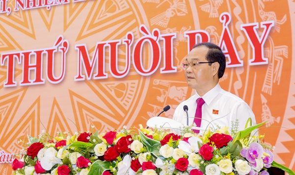 Ông Mai Ngọc Thuận, Phó Chủ tịch HĐND tỉnh thông qua tờ trình về danh sách những người được lấy phiếu tín nhiệm
