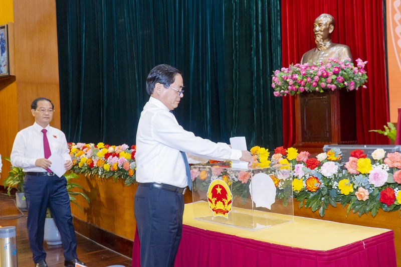 Ông Phạm Viết Thanh, Bí thư Tỉnh ủy, Chủ tịch HĐND tỉnh bỏ lá phiếu đầu tiên