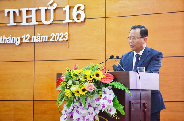 Đồng chí Hoàng Quốc Khánh, ủy viên Ban Thường vụ Tỉnh ủy, Phó Chủ tịch thường trực UBND tỉnh phát biểu tại Kỳ họp.