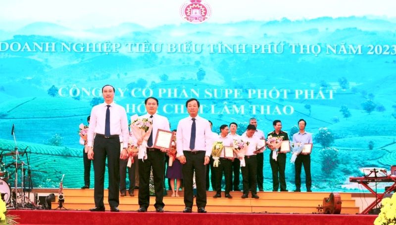 Ông Vũ Xuân Hồng - Phó TGĐ Supe Lâm Thao (đứng giữa hàng đầu) trong lễ tôn vinh Doanh nghiệp tiêu biểu tỉnh Phú Thọ năm 2023