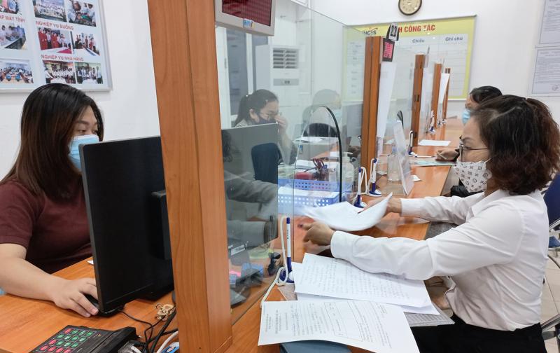 Bảo hiểm xã hội Việt Nam ban hành công văn Không yêu cầu xuất trình sổ hộ khẩu, sổ tạm trú khi thực hiện thủ tục BHXH (Ảnh minh hoạ)