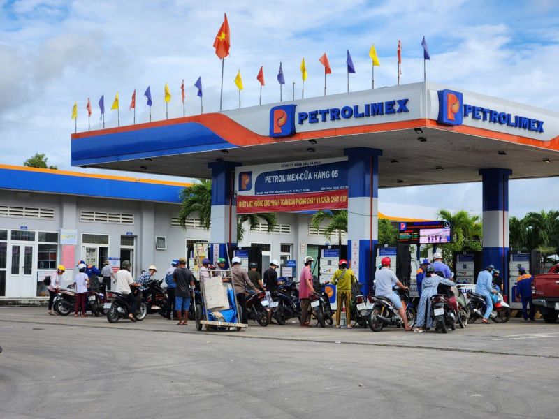 Đề xuất tiếp tục giảm thuế bảo vệ môi trường xăng, dầu để ổn định giá xăng, dầu bán lẻ trong nước