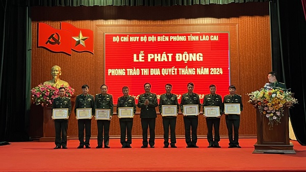 Đại tá Nguyễn Phi Khanh, Chỉ huy trưởng BĐBP tỉnh tặng trao tặng danh hiệu chiên sĩ thi đua cho các cá nhân