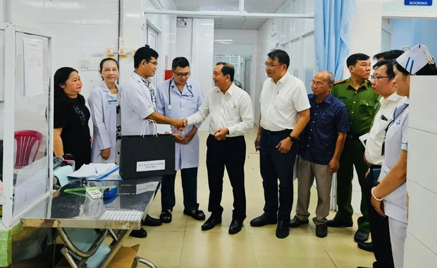 Lãnh đạo Sở Y tế, UBND Quận 7 và Công an phường Tân Phú thăm nhân viên y tế bị hành hung