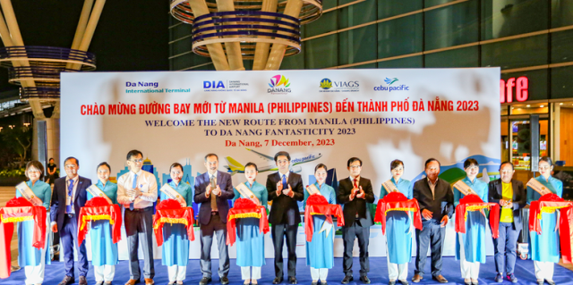 Ông Trần Chí Cường – Phó Chủ tịch UBND TP Đà Nẵng (đứng giữa), cùng lãnh đạo Sở Du lịch, AHT, đại diện hãng bay tại chương trình chào đón đường bay trực tiếp đầu tiên từ Manila (Philippines) đến Đà Nẵng