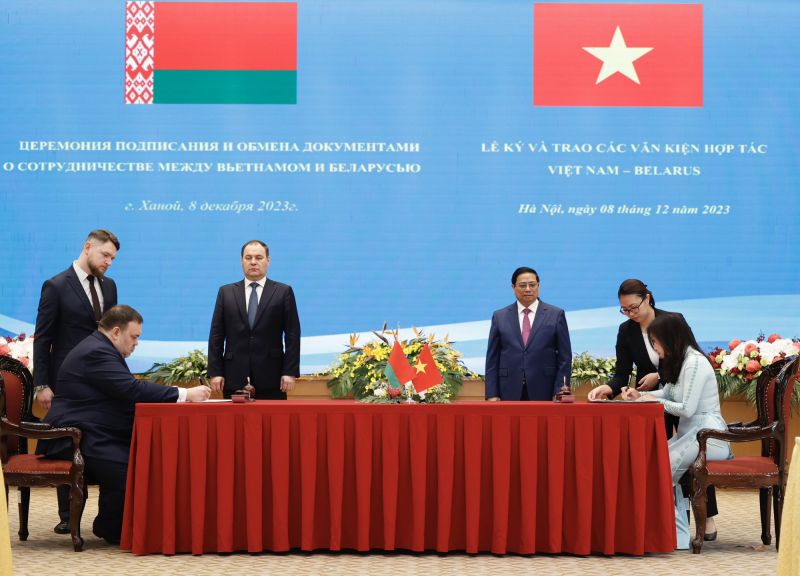 Thủ tướng Phạm Minh Chính và Thủ tướng Belarus chứng kiến lễ ký và trao Hiệp định giữa Chính phủ Cộng hòa xã hội chủ nghĩa Việt Nam và Chính phủ Cộng hòa Belarus về miễn thị thực cho người mang hộ chiếu phổ thông - Ảnh: VGP/Nhật Bắc