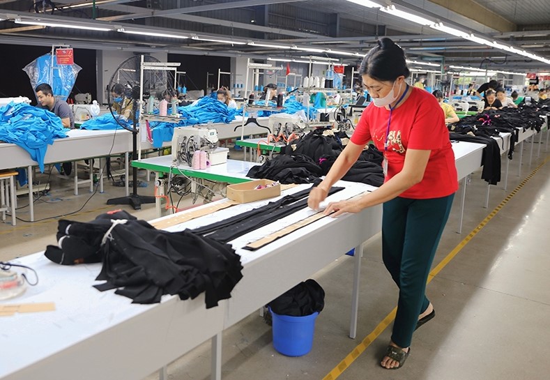 Công ty CP Tập đoàn Tiên Sơn Thanh Hóa (thị xã Bỉm Sơn) nỗ lực tăng tốc sản xuất cuối năm