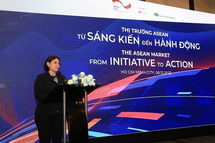 Bà Sita Zimpel, Giám đốc Dự án của GIZ chịu trách nhiệm phát triển ASEAN Access và Cổng Thông tin doanh nghiệp AED phát biểu tại Hội thảo