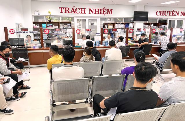 Đến khoảng 17h ngày 8/12, nhiều người dân Đà Nẵng vẫn còn ngồi chờ tới lượt làm thủ tục đổi giấy phép lái xe