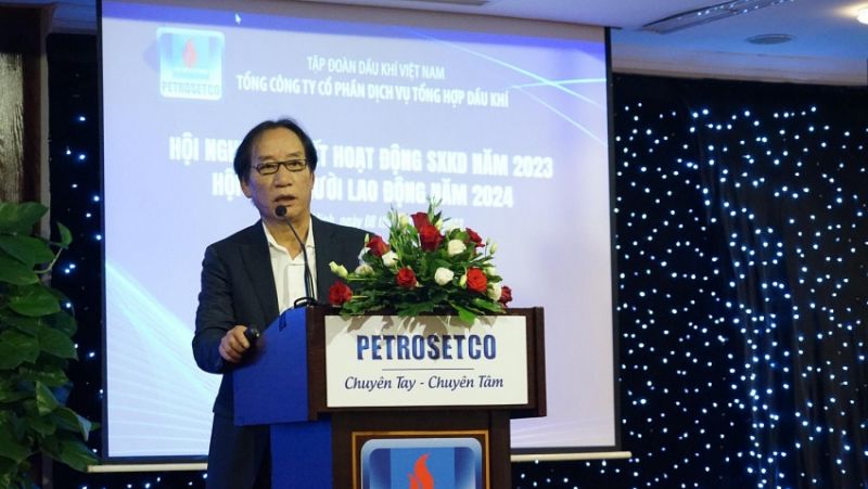 Tổng Giám đốc PETROSETCO Vũ Tiến Dương báo cáo tình hình hoạt động của doanh nghiệp trong năm 2023.