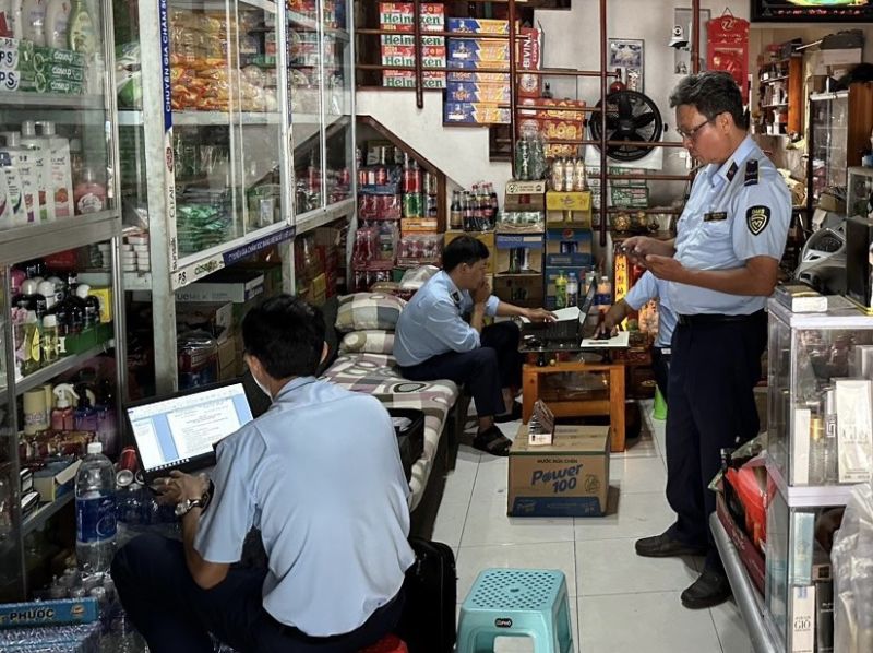 Phát hiện hàng trăm bao thuốc lá giả mạo nhãn hiệu SAIGON SILVER