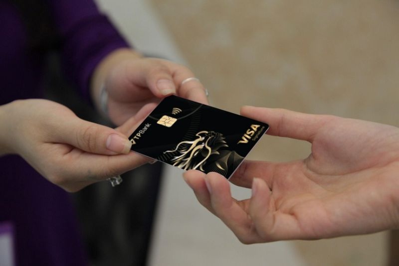 Thẻ tín dụng cao cấp TPBank Visa Signature là một chiếc thẻ đầu tiên của Việt Nam được làm từ kim loại nguyên khối.