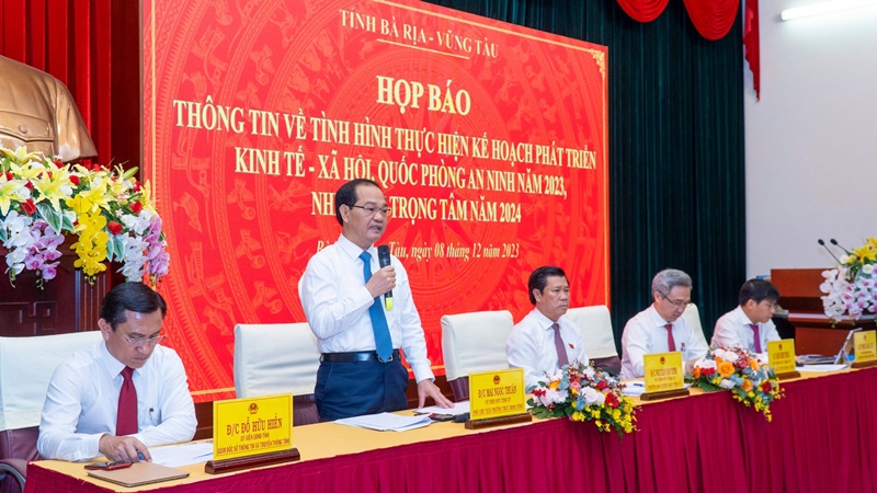 Ông Mai Ngọc Thuận, Phó Chủ tịch HĐND BR-VT cùng các vị lãnh đạo tỉnh chủ trì buổi họp báo