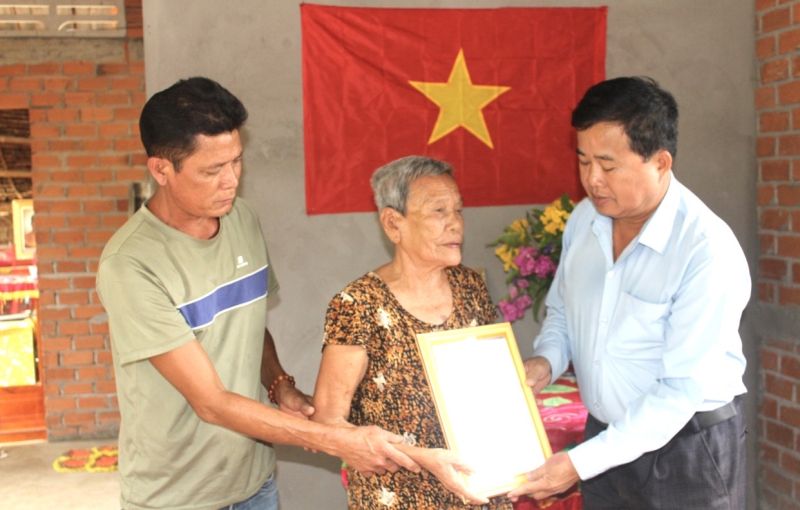 Trong ảnh là đại diện lãnh đạo UBND xã Phước Ngãi trao quyết định bàn giao nhà đại đoàn kết cho hộ bà Trần Thị Đường.