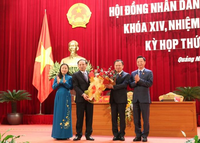 Tập thể Thường trực Tỉnh ủy ch&uacute;c mừng đồng ch&iacute; Cao Tường Huy, Ph&oacute; B&iacute; thư Tỉnh ủy, Chủ tịch UBND tỉnh.