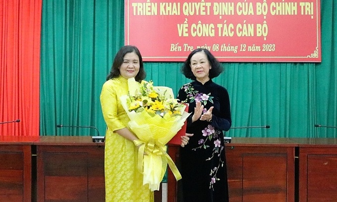Bà Trương Thị Mai (phải), Thường trực Ban Bí thư, Trưởng Ban Tổ chức Trung ương, tặng hoa chúc mừng quyền Bí thư Tỉnh ủy Bến Tre