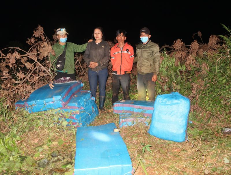 Phùng Thị Thế và Mai Quốc Vương (ở giữa) bị Bộ đội Biên phòng tỉnh Gia Lai bắt giữ cùng tang vật