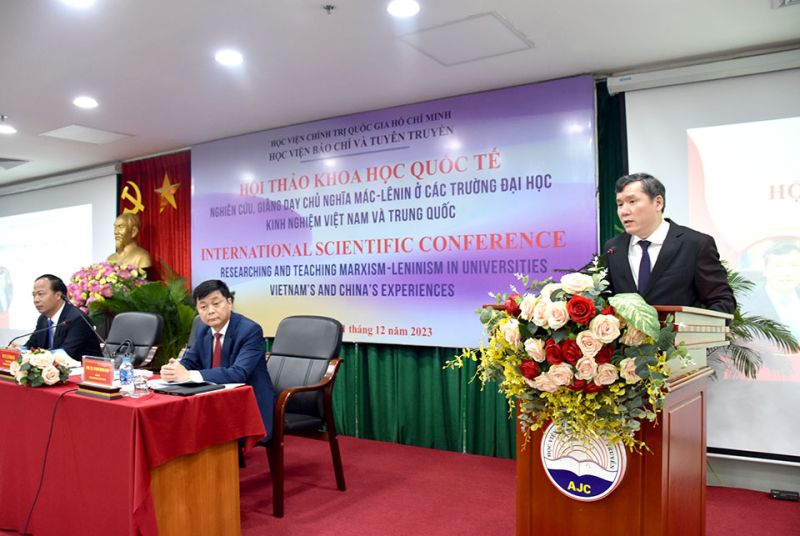 GS, TS. Lê Văn Lợi, Phó Giám đốc Học viện Chính trị quốc gia Hồ Chí Minh phát biểu khai mạc Hội thảo