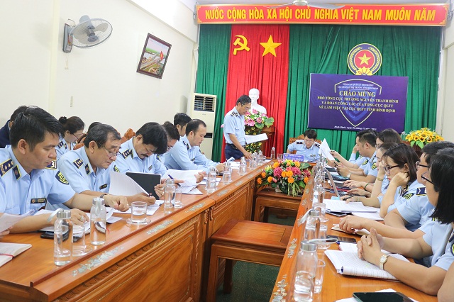 &Ocirc;ng Trần Đức Tiến (đưng b&ecirc;n trai) tr&igrave;nh b&agrave;y b&aacute;o c&aacute;o. Ảnh: V. T&uacute;