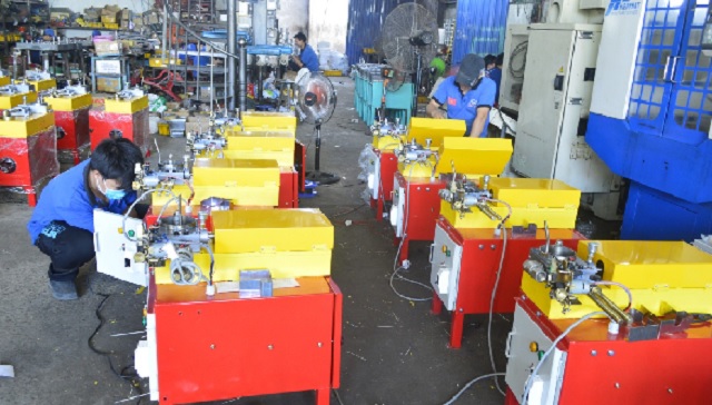 Một góc cơ sở sản xuất máy làm nhang cây tự động của Công ty TNHH Thương mại – Dịch vụ và Sản xuất Hải Lan. Ảnh: V.H