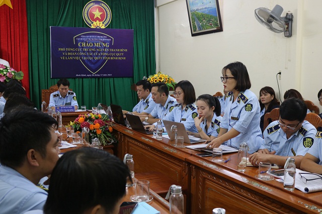 Đại diện Ph&ograve;ng NV-TH, Cục QLTT B&igrave;nh Định (đững b&ecirc;n phải) n&ecirc;u một số vướng mắc trong c&ocirc;ng t&aacute;c xử l&yacute; VPHC. Ảnh: V. T&uacute;