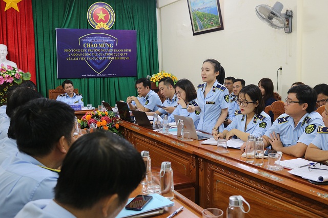 - Chuy&ecirc;n vi&ecirc;n Vụ Ch&iacute;nh s&aacute;ch - Ph&aacute;p chế, Tổng cục QLTT (đứng b&ecirc;n phải) trả lời một số vướng mắc của Cục QLTT B&igrave;nh Định. Ảnh: Văn T&uacute;