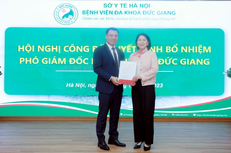Giám đốc Sở Y tế Hà Nội Trần Thị Nhị Hà trao quyết định bổ nhiệm Phó Giám đốc Bệnh viện Đa khoa Đức Giang cho BS Chuyên khoa II Đoàn Văn Phúc