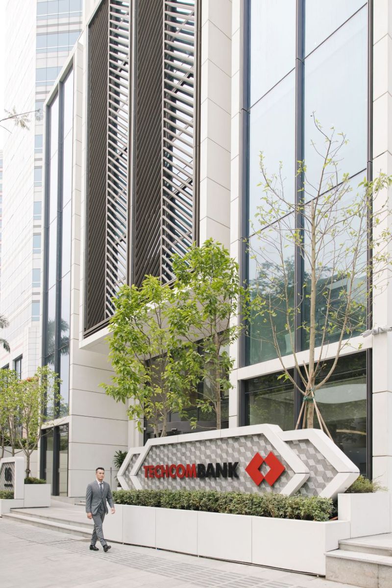 Các tòa Hội sở Techcombank đều do Công ty nổi tiếng thế giới Foster + Partners thiết kế, khẳng định vị thế của Techcombank là Ngân hàng tư nhân số 1 Việt Nam và trong nhóm các ngân hàng hàng đầu châu Á. Foster + Partners cũng chính là tên tuổi đã kiến tạo nên những biểu tượng kiến trúc hiện đại như Trụ sở Apple tại Mỹ.