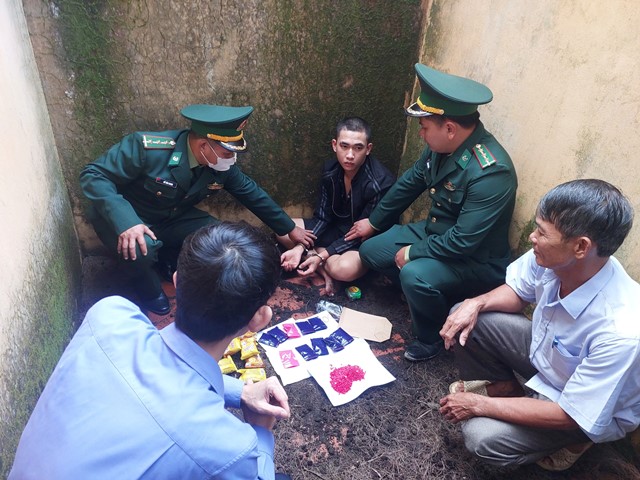 Bộ đội Biên phòng tỉnh Quảng Trị bắt đối tượng vận chuyển 2.000 viên ma túy tổng hợp