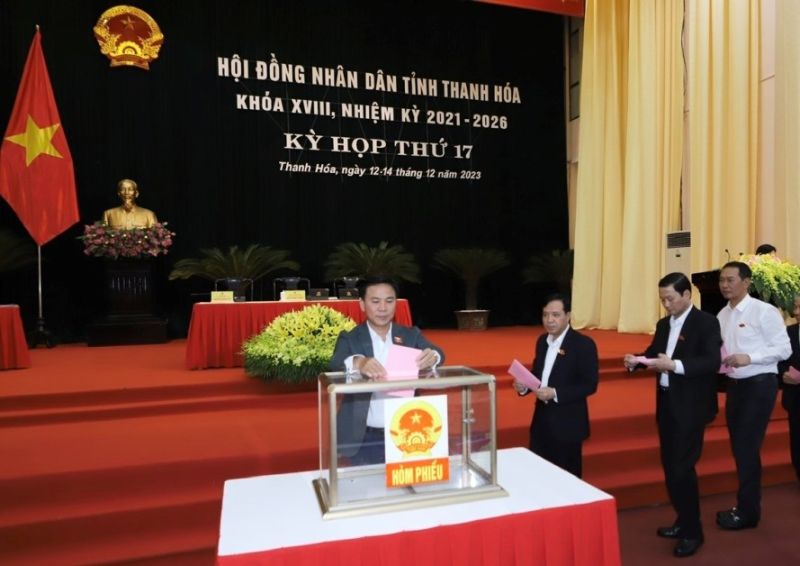 Các đồng chí lãnh đạo tỉnh bỏ phiếu tín nhiệm.