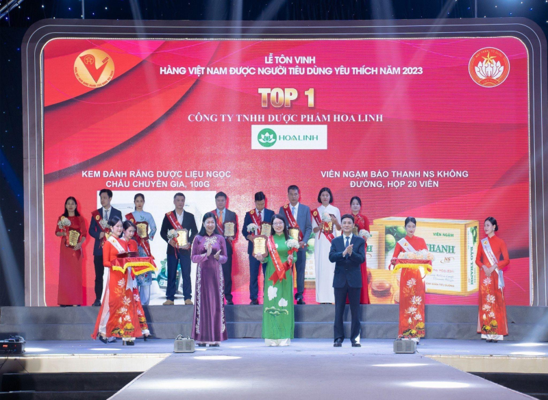 2/ Đại diện Công ty Dược phẩm Hoa Linh nhận giải thưởng Top 1 “Hàng Việt Nam được người tiêu dùng yêu thích” năm 2023”