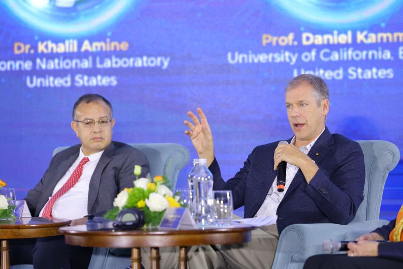 GS. Daniel Kammen phát biểu tại Tọa đàm Khoa học và Cuộc sống trong khuôn khổ Tuần lễ Khoa học Công nghệ VinFuture 2022 (Ảnh: VFT)