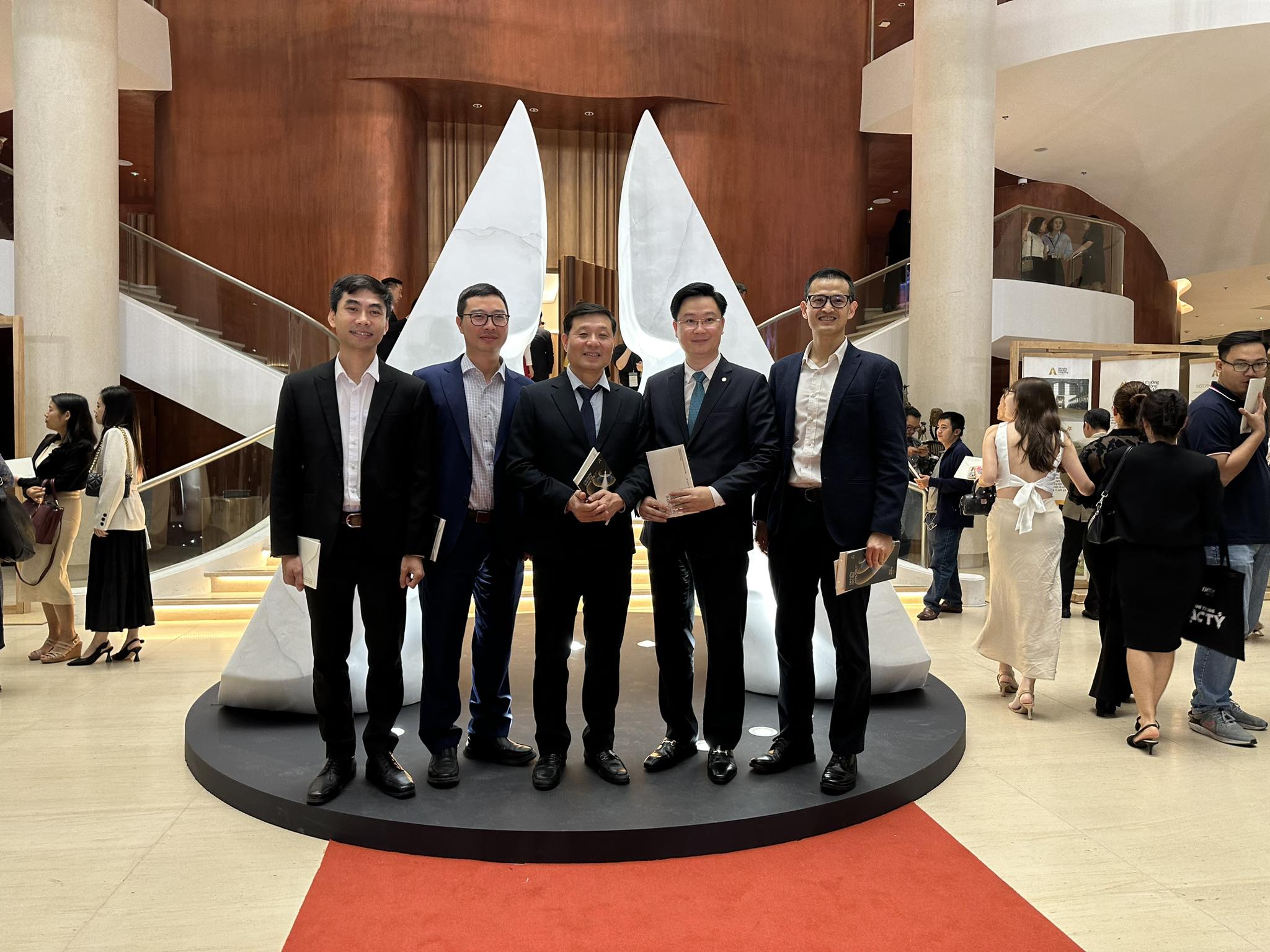 Đại diện dự án thiện nguyện “Thuốc đúng cho em” chụp ảnh kỉ niệm sau lễ trao giải. Đại diện dự án thiện nguyện “Thuốc đúng cho em” chụp ảnh kỉ niệm sau lễ trao giải.