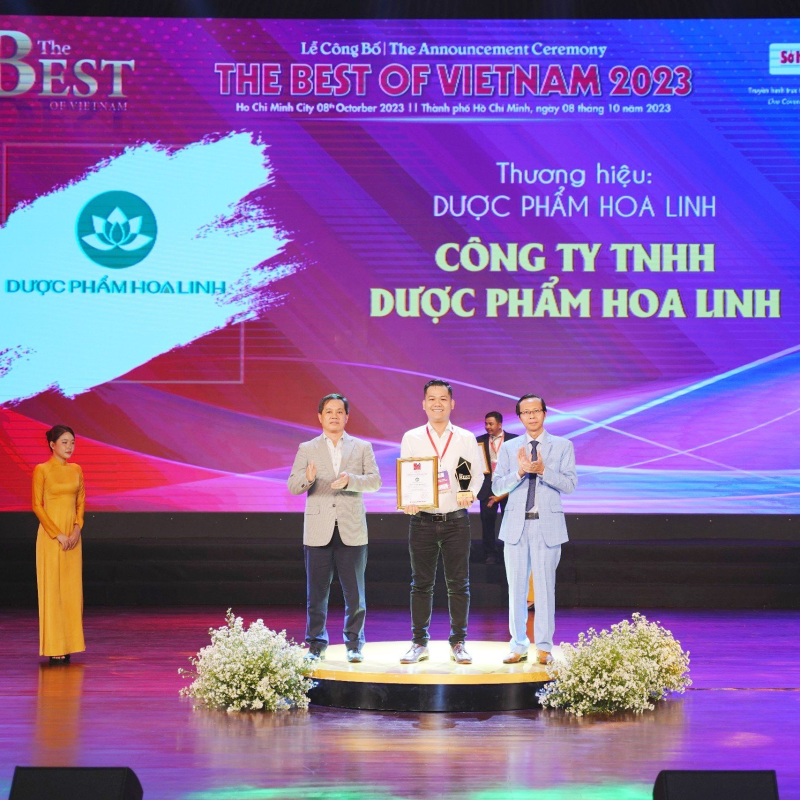 1/ Đại diện Công ty Dược phẩm Hoa Linh nhận giải thưởng Top 10 Thương hiệu tốt nhất Việt Nam (năm 2023)