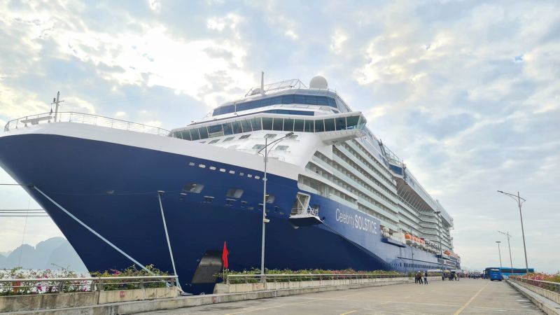 Dự kiến, siêu du thuyền Celebrity Solstice sẽ tiếp tục đưa du khách tới Hạ Long vào ngày 31/12.