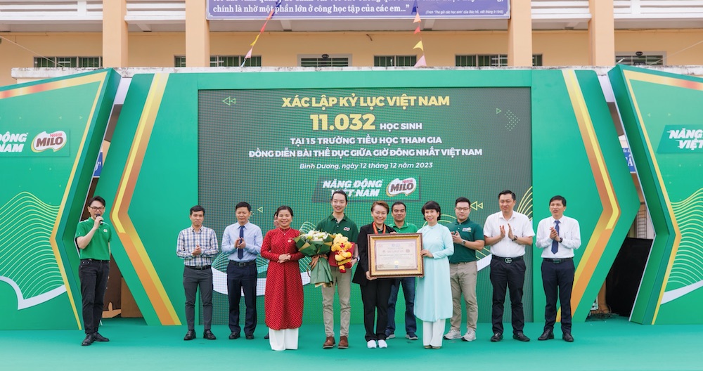 Đại diện Tổ chức Kỷ lục Việt Nam xác nhận kỷ lục kép của 11.032 em học sinh trong 