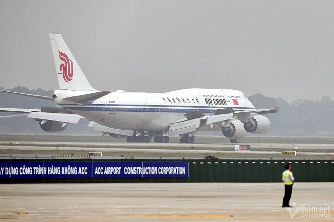 Chuyên cơ Air China chở Tổng Bí thư, Chủ tịch Trung Quốc Tập Cận Bình và phu nhân Bành Lệ Viên cùng đoàn đại biểu cấp cao Trung Quốc đã hạ cánh tại sân bay Nội Bài (Hà Nội).