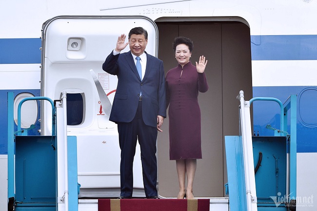 Tổng bí thư, Chủ tịch Trung Quốc Tập Cận Bình, và phu nhân Bành Lệ Viên đến sân bay Nội Bài