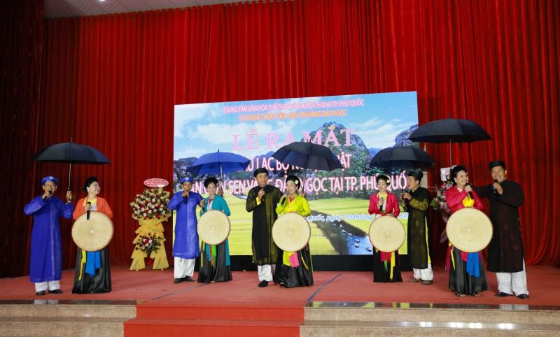 Ra mắt Câu lạc bộ nghệ thuật dân gian Sen Vàng Đảo Ngọc