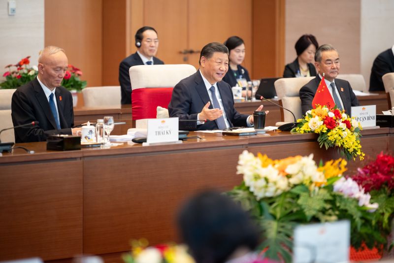 Tổng Bí thư Ban Chấp hành Trung ương Đảng Cộng sản Trung Quốc, Chủ tịch nước Cộng hòa Nhân dân Trung Hoa Tập Cận Bình.