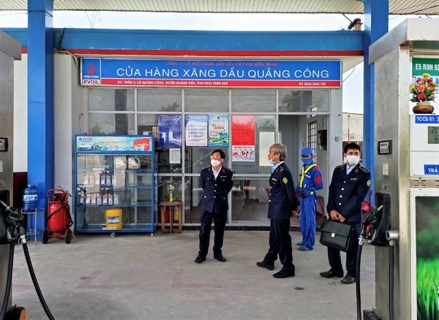 Lực lượng chức năng kiểm tra một cửa hàng xăng dầu