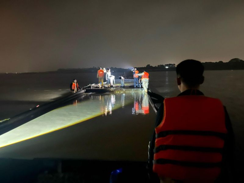 Lực lượng CSGT đường thủy phát hiện tàu hút trộm cát trên sông Hồng.
