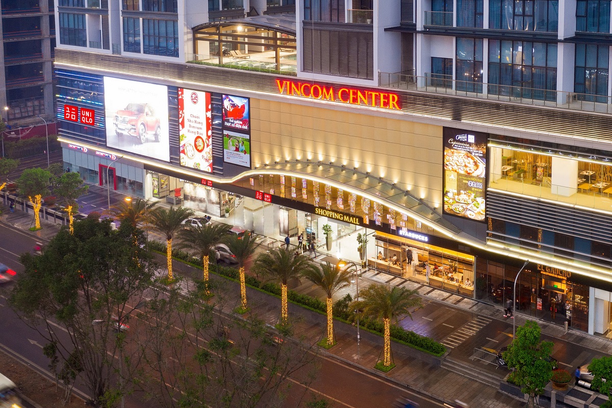 Vincom Center tại chân đế toà Vinhomes Metropolis là một trong những điểm đến mua sắm – giải trí được yêu thích nhất tại Hà Nội