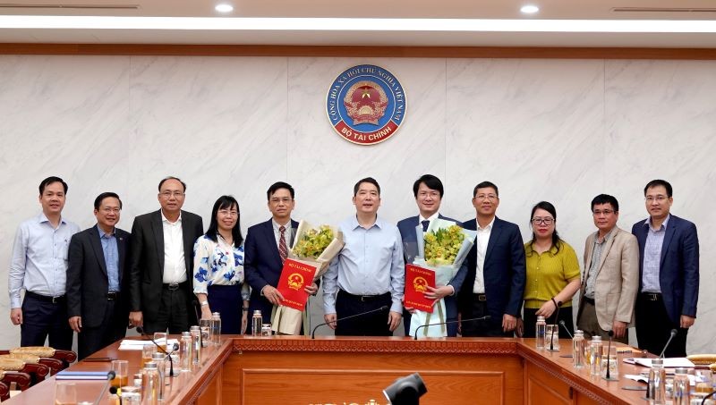 Thứ trưởng Cao Anh Tuấn và tập thể lãnh đạo Thanh tra Bộ Tài chính chúc mừng 2 tân Phó Chánh Thanh tra Bộ Tài chính.
