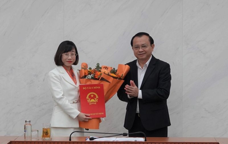 Thứ trưởng Lê Tấn Cận trao quyết định bổ nhiệm cho bà Tô Nguyễn Cẩm Anh.