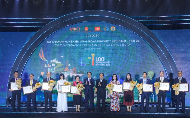 Trần Tuấn Anh, Ủy viên BCT, Trưởng Ban Kinh tế trung ương và Đồng chí Nguyễn Quang Vinh, Phó Chủ tịch VCCI cùng Top10 Doanh nghiệp bền vững lĩnh vực thương mại-dịch vụ 2023
